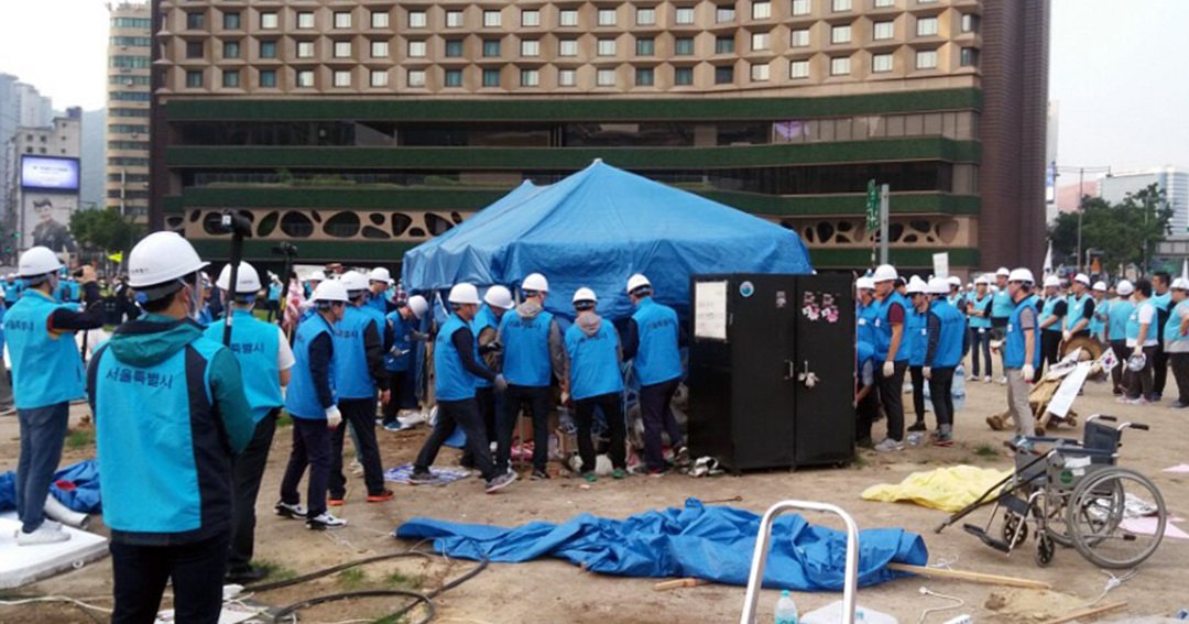 서울광장 보수텐트 철거

아무도 나서지 않는 상황에서 그나마 겨우 존재하던 보수의 자존심. 모두가 잊어버리고, 침묵하고, 관심을 꺼버린 사이, 보수는 완전히 무장해제 당했다.

왜? 우린 우리 힘으로 먹고 살아야 하니까. 그래서 더 안타깝고 애가 탄다