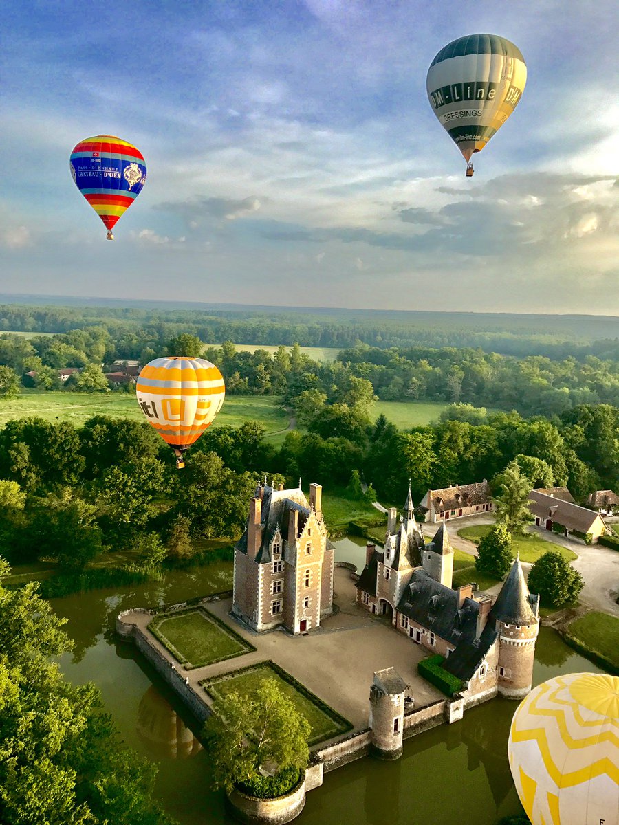 Correze_M's tweet photo. #Décollage des #montgolfiere au #Château du Moulin en #Sologne dans le Loir et Cher #MagnifiqueFrance #castel #frenchcastel #JaimelaFrance https://t.co/YyCi2h8aey
