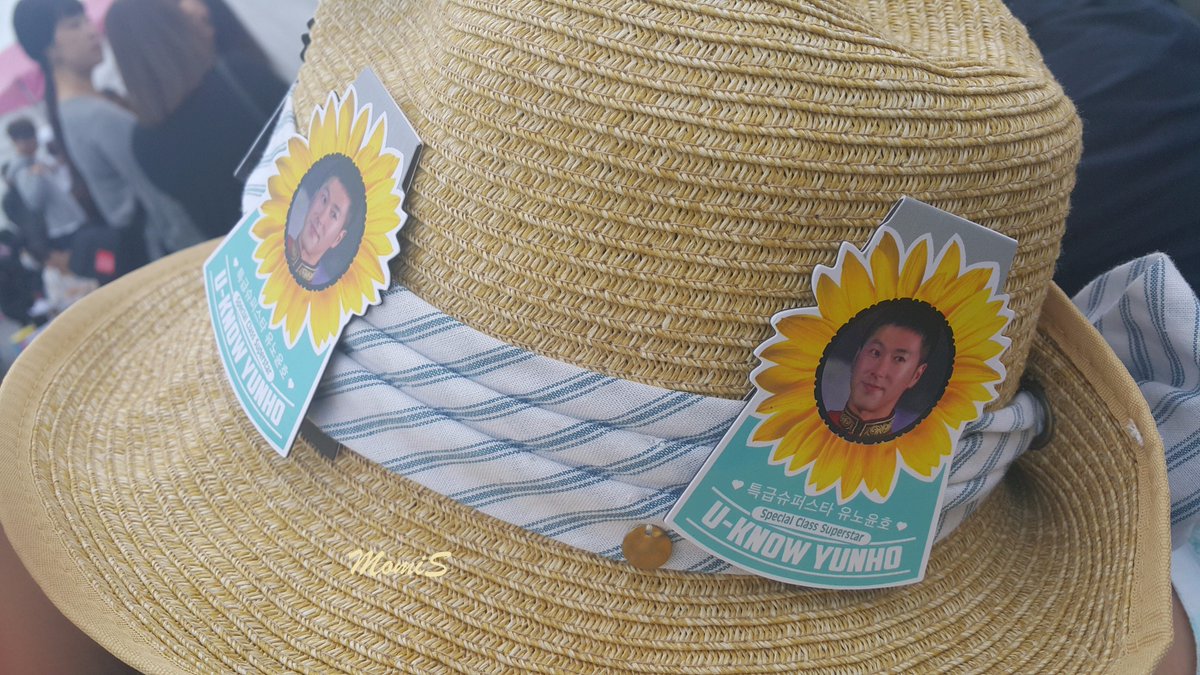 Momi_S_57's tweet photo. or through a hat.. XD #Yunho #GFF2016 https://t.co/XA3NJI9V5r