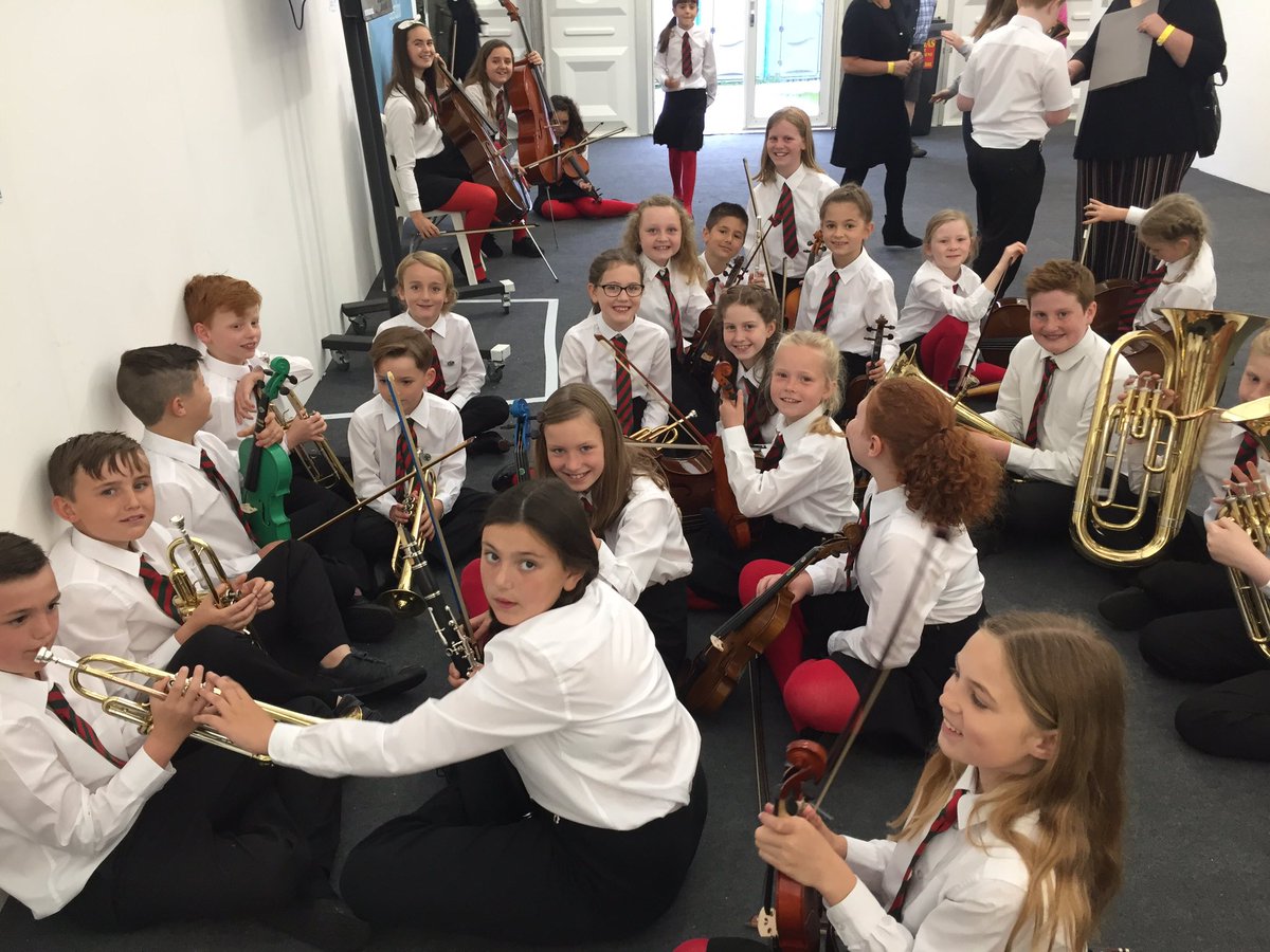 Castell_Nedd's tweet photo. Aros i berfformio! #cerddorfa #eisteddfod #urdd2017 https://t.co/D1cD8d9Fkx