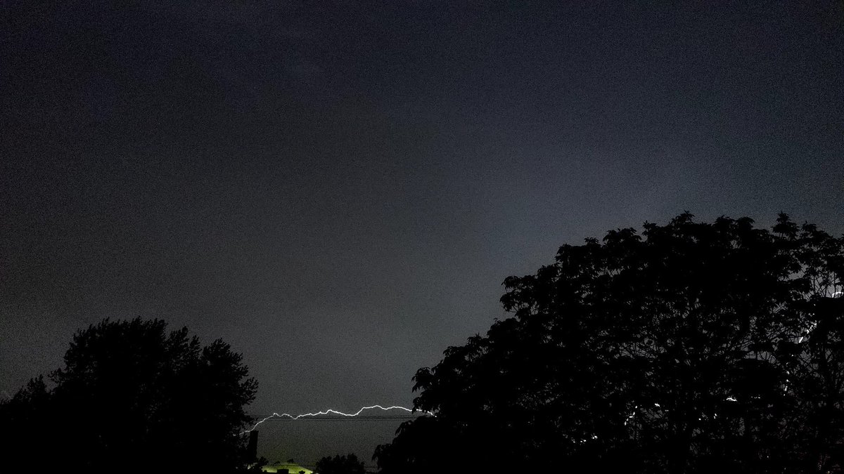 Firemantim91's tweet photo. Nice way to start your day @NWSBUFFALO @EmilyKoeppel96 @ReedTimmerAccu (taken with the Lightning Camera app)  #lightning #lightningcamera https://t.co/xeJVqXV6jT