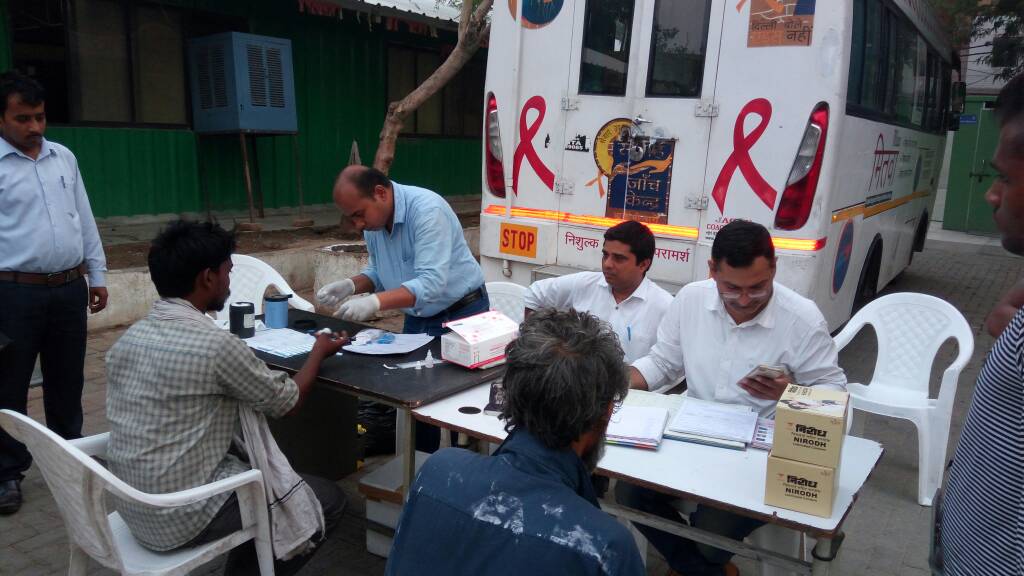 SPYMindia's tweet photo. Raising awareness about #HIV: #SPYM organizes HIV Testing facilities for the homeless with the support of #DSACS https://t.co/iIqQVuYab3