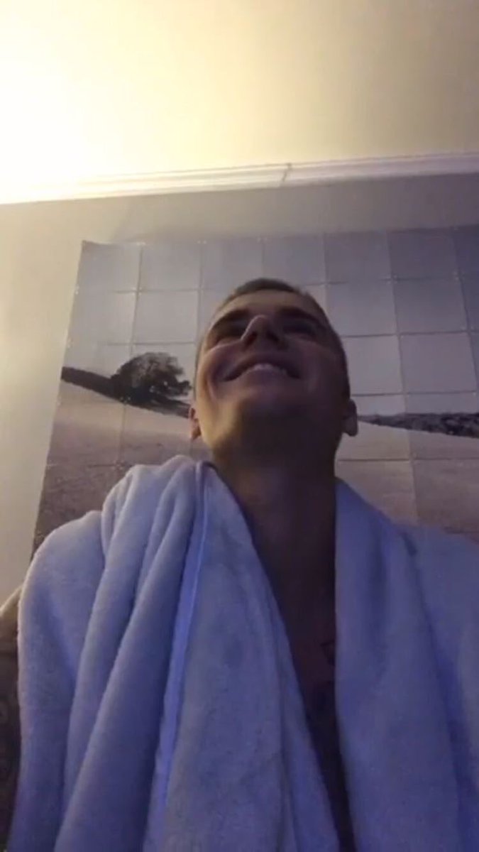 ibieberauhlls's tweet photo. even with this angle he's cute https://t.co/903WdPnYcY
