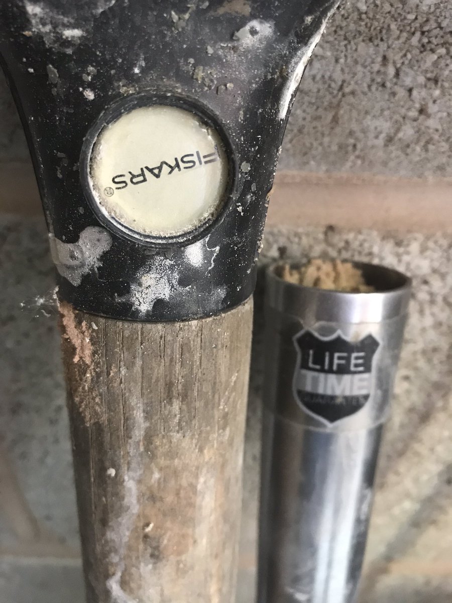 DIH1963's tweet image. I wonder if @fiskarsUK can advise whether I can call upon the lifetime guarantee for this dead spade?