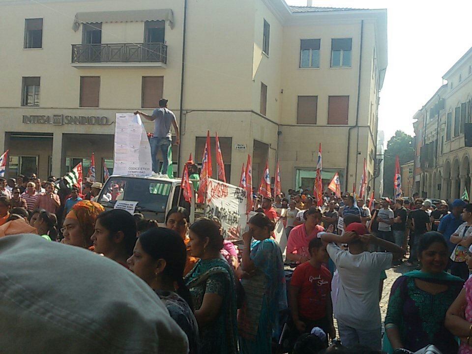 LeilaNetwork's tweet photo. Vertenza #composad centinaia in piazza a lottare per #diritti e #dignita @radiondadurto @radiosonar_net @Radiondarossa https://t.co/3E2Y4dZIT7