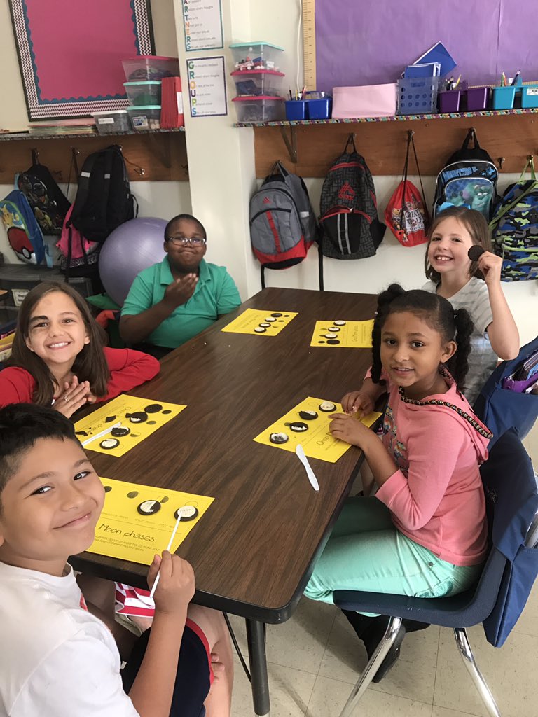 emlygldn's tweet photo. Oreo Moon 🌙 Phases!!! #ruthes https://t.co/3GULovy7f7