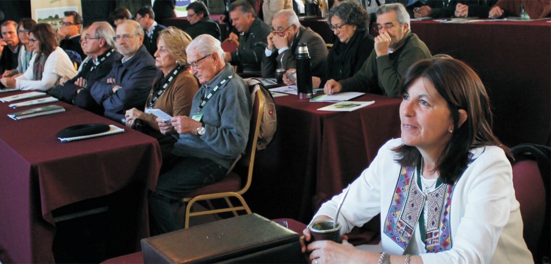 CON MARÍA EUGENIA OHOLEGUY, PRESIDENTA DE FUCREA. revistacrea.uy/?p=3570