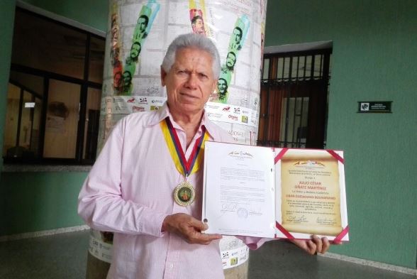 P_Cultural's tweet photo. Por sus significativos aportes a la investigación del Vallenato, Julio Cesar Oñate recibió distinción honorífica >>> https://t.co/Na2tXvg77k https://t.co/xvP136bcdb