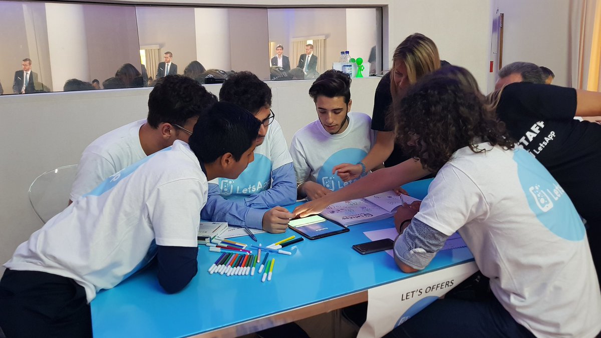 SamsungItalia's tweet image. Inizia la 3^ prova dell'hackathon di #LetsApp: 10 minuti di tempo per analizzare il progetto di un'altra squadra! Buona fortuna ragazzi! 😎