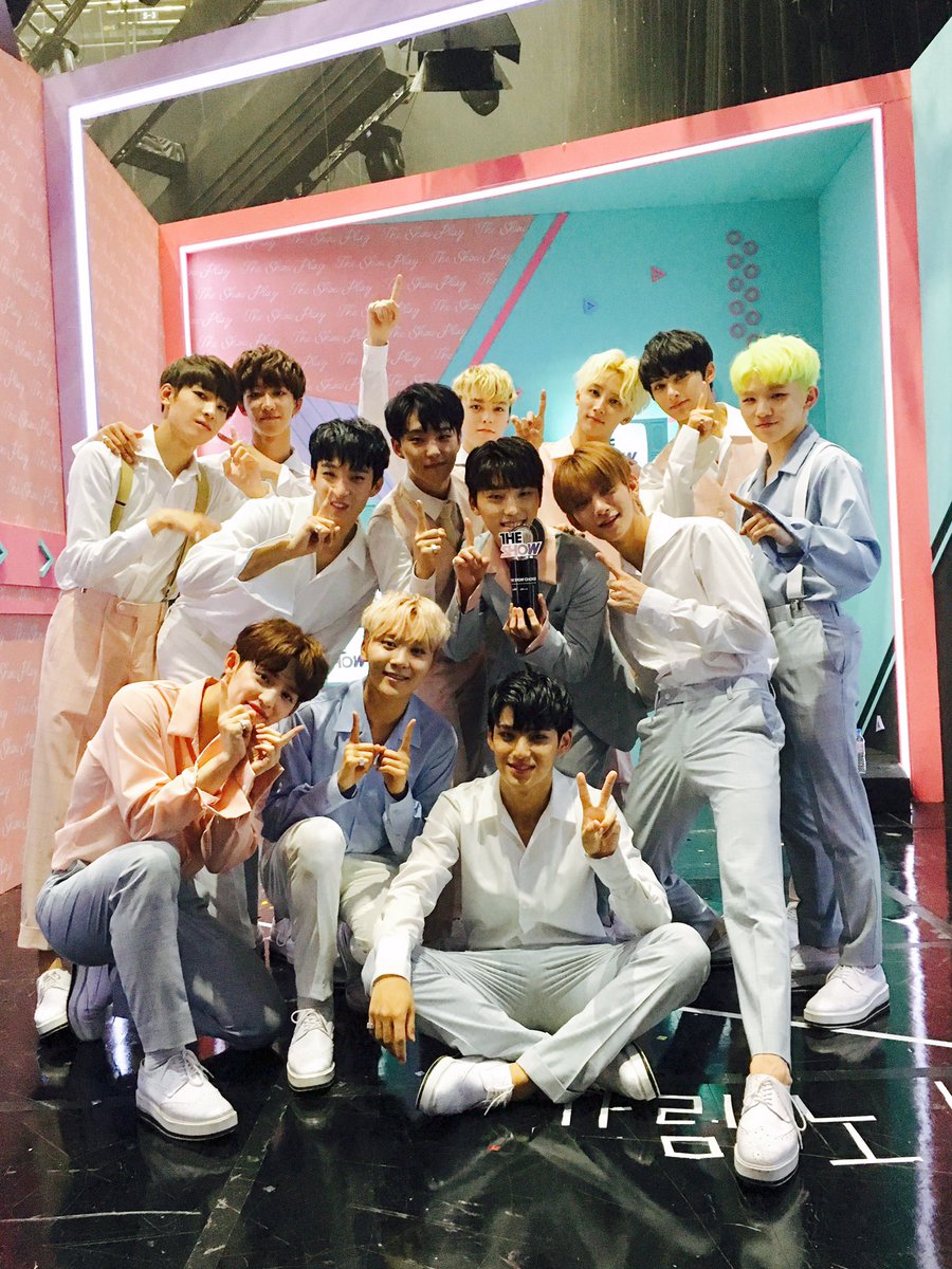 Adoring_SVT's tweet photo. [PICS] 170530 SBS The Show Twitter Update :: #SEVENTEEN 1st Win! #DontWannaCry1stWin #세븐틴 #울고_싶지_않아 https://t.co/S0f3sH2xYc