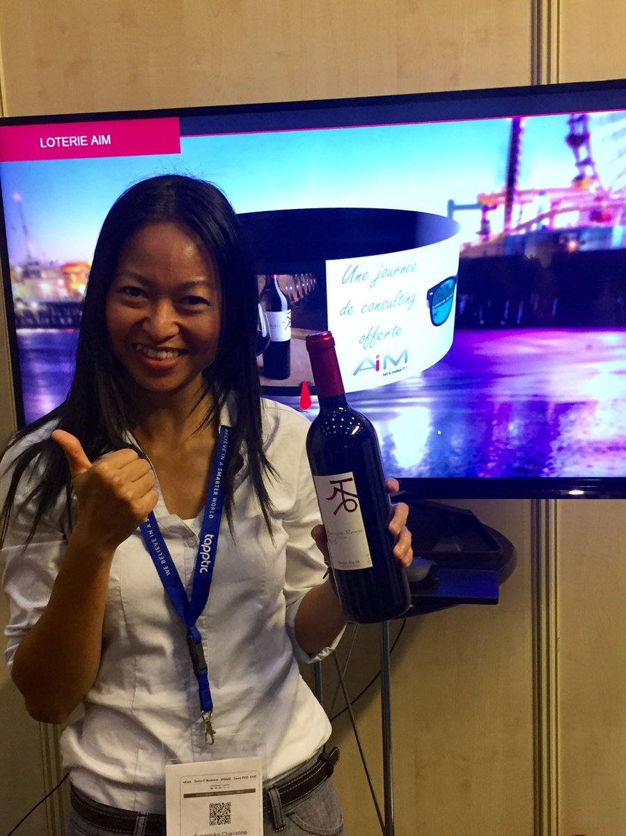 AiMServicesIT's tweet photo. Félicitation à l'une de nos gagnantes qui remporte une bouteille de vin #Flaction ! Tentez votre chance stand IT21 #ESSP17 @eCom_Geneve https://t.co/eBgSaKYzZP