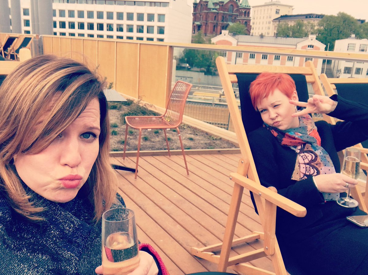 JaaskelainenAnu's tweet photo. Janojuomaa @mira_hietanen kanssa, että jaksetaan kävellä takaisin hotellille #opintomatka #kaadasitäviiniä #yltpro #allasseapool https://t.co/kt7TL0ZL1P