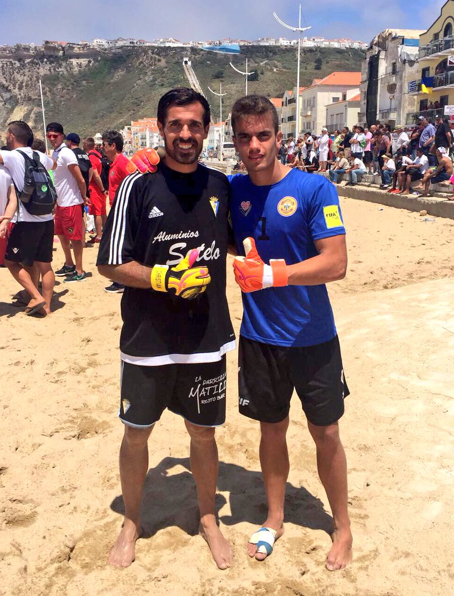 CPglovesES's tweet photo. ✋🏻Nuestros porteros internacionales con 🇪🇸 #BeachSoccer con sus respectivos equipos jugando la #EuroWinner en Portugal 🇵🇹. GRANDES 💪🏻⚽️🥅✋🏻 https://t.co/erzIPN0vke