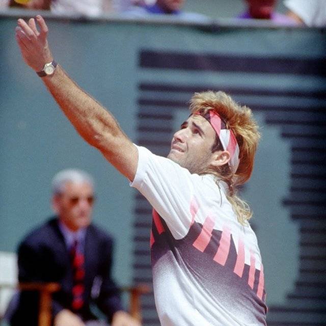lequipe's tweet photo. Les 25 meilleurs joueurs de l'histoire de Roland-Garros 🎾

🇨🇭 Federer
🇪🇸 Moya
🇸🇪 Borg
🇺🇸 Chang
🇫🇷 Noah 
...

https://t.co/aJyV7SaFUb https://t.co/AjL0CpC9r1