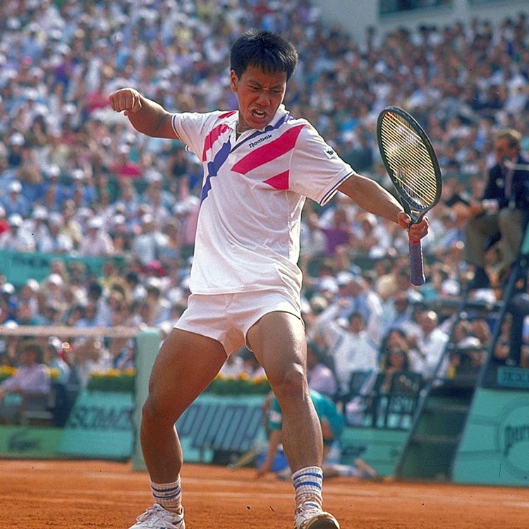 lequipe's tweet photo. Les 25 meilleurs joueurs de l'histoire de Roland-Garros 🎾

🇨🇭 Federer
🇪🇸 Moya
🇸🇪 Borg
🇺🇸 Chang
🇫🇷 Noah 
...

https://t.co/aJyV7SaFUb https://t.co/AjL0CpC9r1