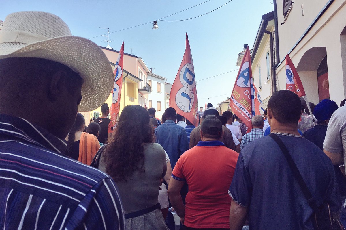 adlcobas's tweet photo. #Viadana prosegue il corteo per i diritti e contro i licenziamenti dei 271 lavoratori e lavoratrici #Composad #LavoroLiberoDalloSfruttamento https://t.co/tKExuYEk6C