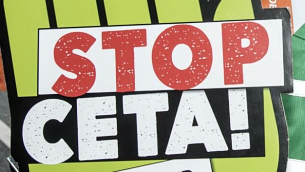 SlowFoodItaly's tweet photo. Prodotti italiani non tutelati da copie canadesi. Made in Italy a rischio con #CETA! Dica #StopCETA @Maurizio_Lupi! https://t.co/NN0SJyzZkk https://t.co/2uRRnDDzSP