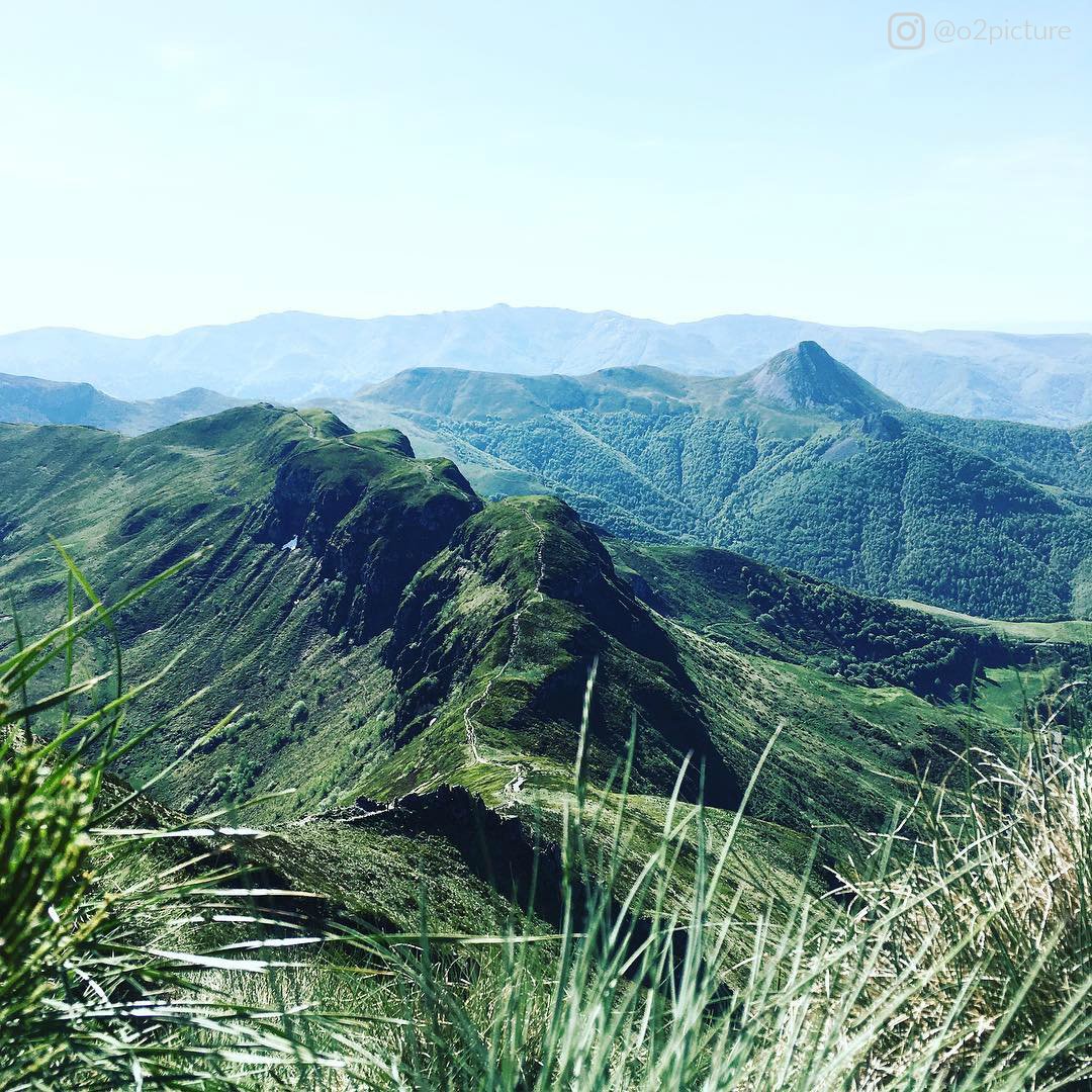 Nos 5 coups de 💕 #MyAuvergne la semaine dernière !
A la 2e place, un panorama à couper le souffle au sommet du Cantal 😍