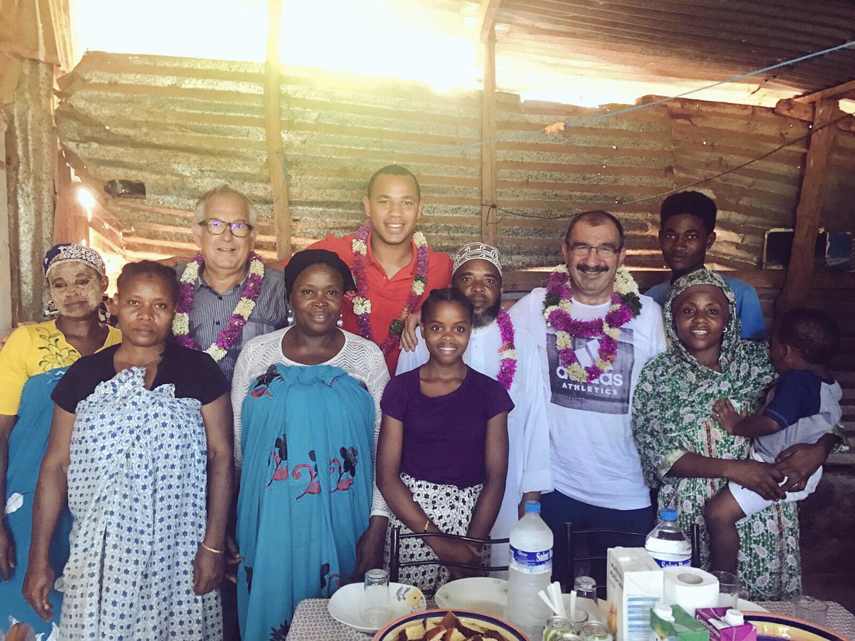 FickouG's tweet photo. Rencontre d'une famille dans le bidonville de Doujani. Grand moment d'émotion et de partage ! @FFRugby @avecleXV https://t.co/0sAmGzGj0T