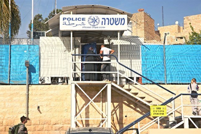 MaanNewsAgency's tweet photo. Israel extends remand of Palestinian teens detained for Molotov cocktail possession #Jerusalem
https://t.co/neAAdmzLIj https://t.co/uRh7Fjtuhz