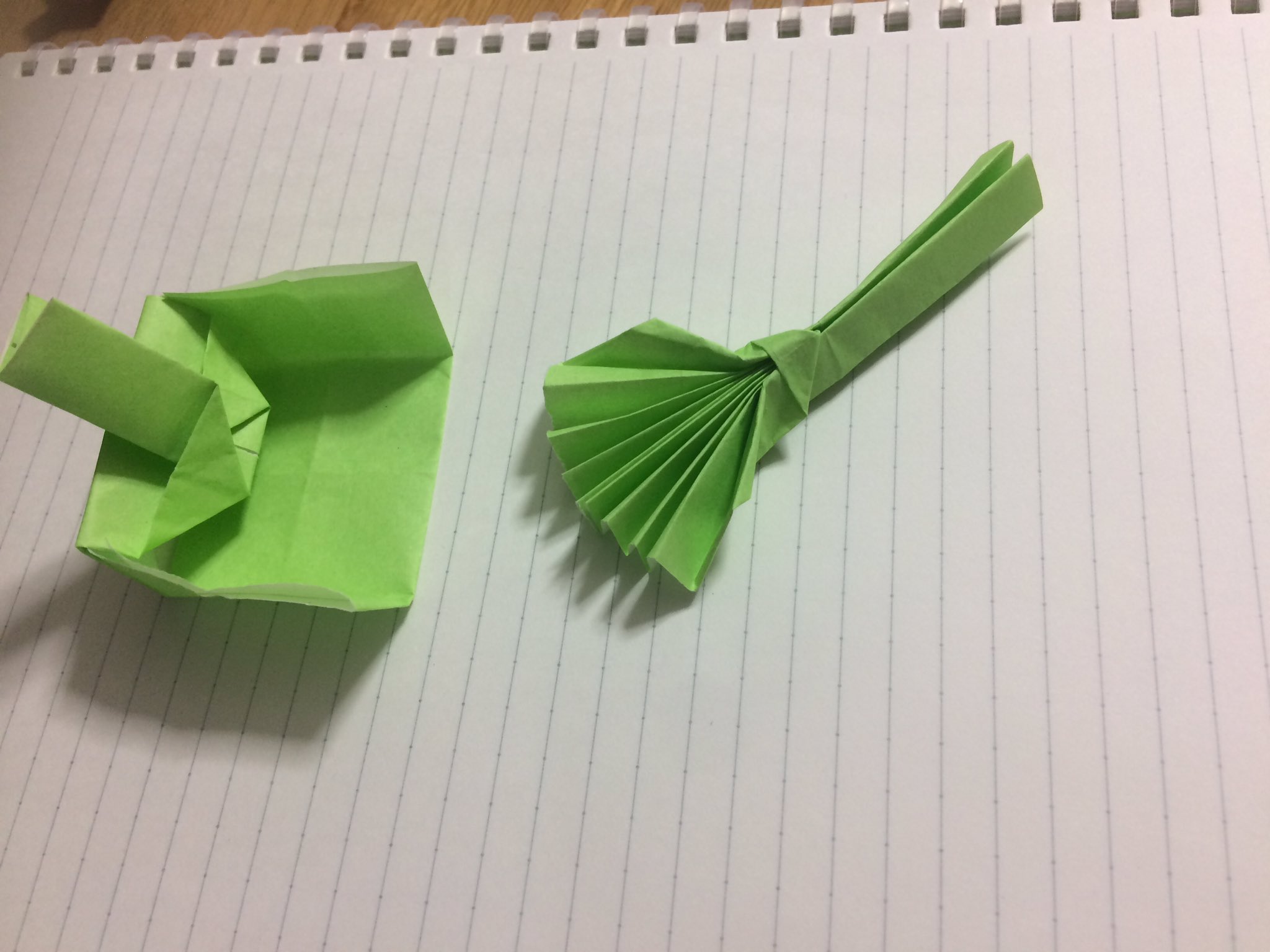 ほがこ 勝手に折り紙企画13 箒とちりとり 折り紙1枚あれば 両方とも作れちゃいます 机の上の掃除に いかがでしょう O 参考 T Co Xdtuqwa0vb 演り人知らズ 6 3 6 4 Common Cafe 夫のオリカタ ゆうくん帝国 T Co
