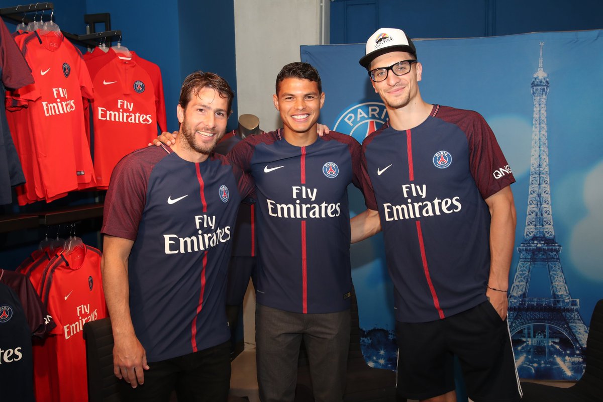 PSG_inside's tweet image. Maxwell, @tsilva3 et @ThomMills avec le nouveau maillot domicile 17/18 hier au Megastore ! 👍
👕🆕 po.st/btUhsg