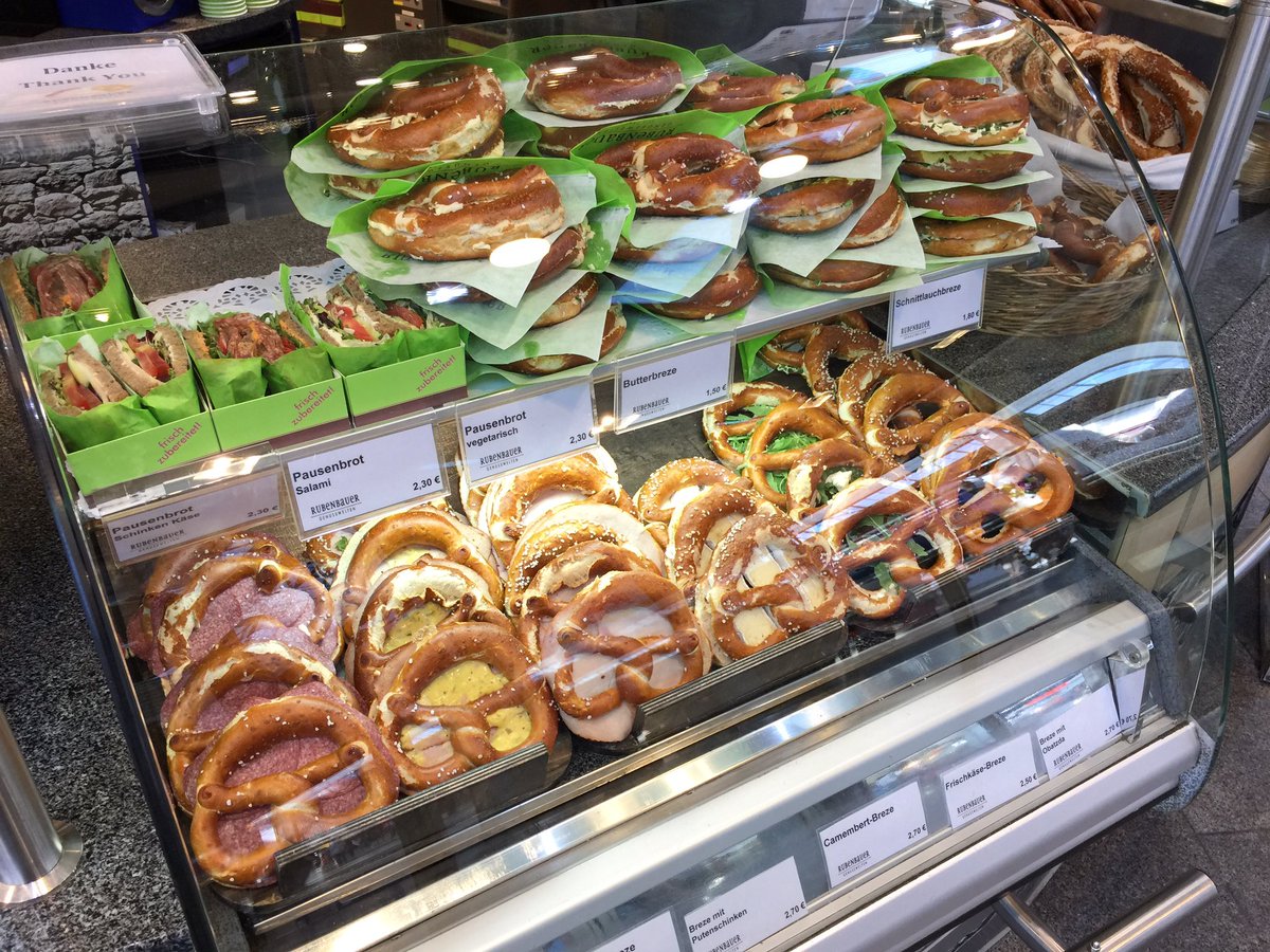 なぐも 11 8俺流 絶品めしvol 27発売 Twitter પર パン類はサンドイッチ が基本なんだけど 食パン的な物はほとんどなく 固いパンで挟んだもの やっぱしプレッツェル のラインナップはどこも多く バター サラミ チーズ レバーケーゼ 野菜 オバツダなどのサンド