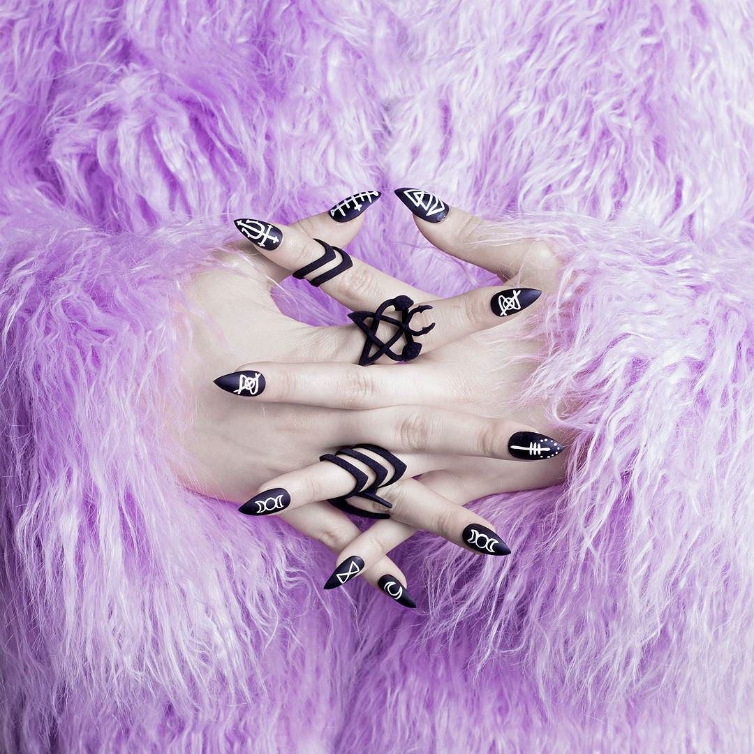BlackMilkTweets's tweet photo. 💜💜💜
📷 @lexishrooms 💍 rings by @RogueAndWolf https://t.co/gQAAqsXVs4
