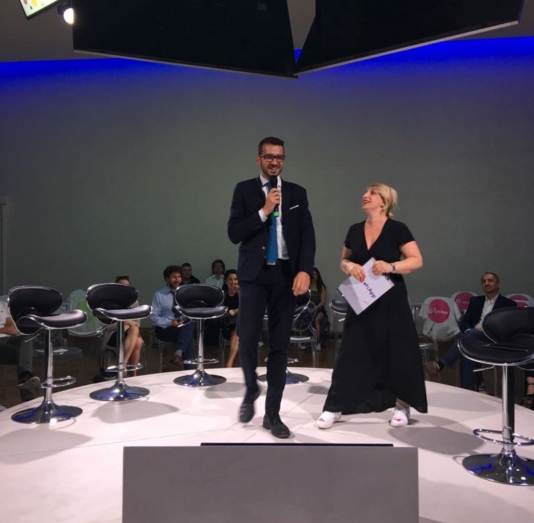 SamsungItalia's tweet image. È iniziato l'hackaton di #LetsApp. A dare il benvenuto ai ragazzi Giuseppe Pierro, dirigente ufficio welfare dello studente al @MiurSocial.