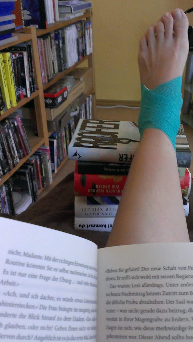 Der Arzt sagt: Hochlagern! Wird gemacht und im Krankenstand fleißig Leseexe gewälzt #Buchhändlerin mit #Bänderzerrung