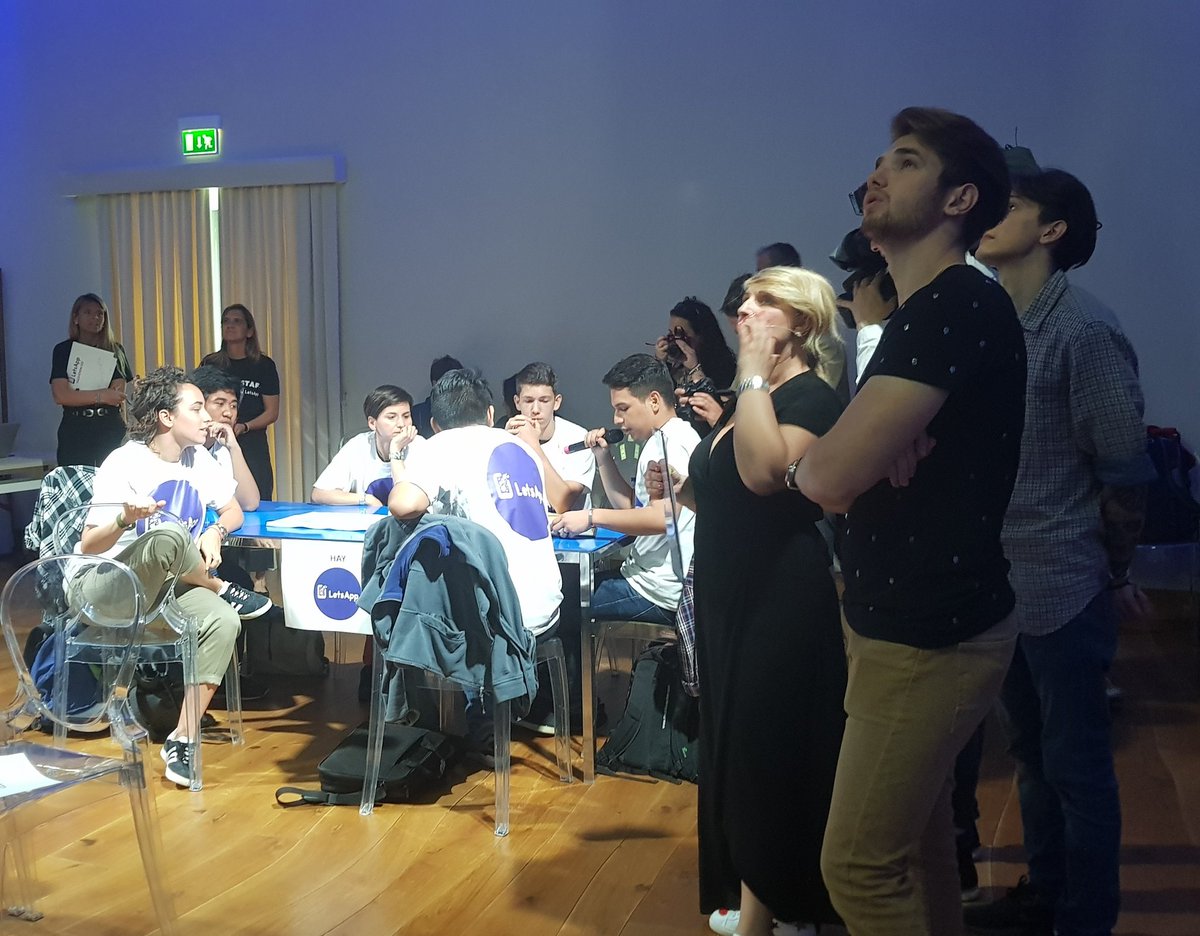 SamsungItalia's tweet image. È iniziata la prima sfida dell'hackaton di #LetsApp, le squadre hanno a disposizione 6 minuti per presentare la propria app!