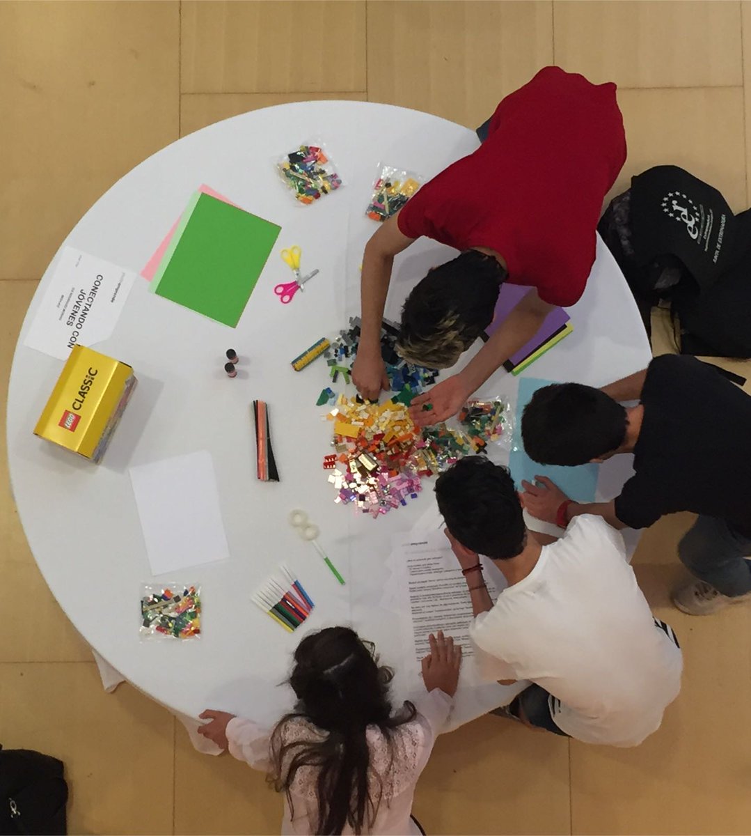 CulEmprendedora's tweet photo. Impresionante jornada con el alumnado de #youthemprende en #territoriocreativoext un piloto para Bachillerato. Prototipando! https://t.co/rE7ex0aol8