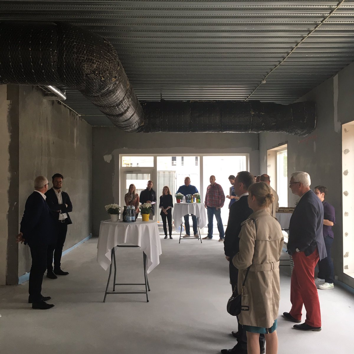 FraGadeTilBy's tweet photo. Velkommen til de første beboere i den nye bydel på Thomas B. Thriges Gade @Realdaniadk @Rahbaek @AnkerBoye @susanneursula #milepæl #nyodense https://t.co/4QZqyykzNc