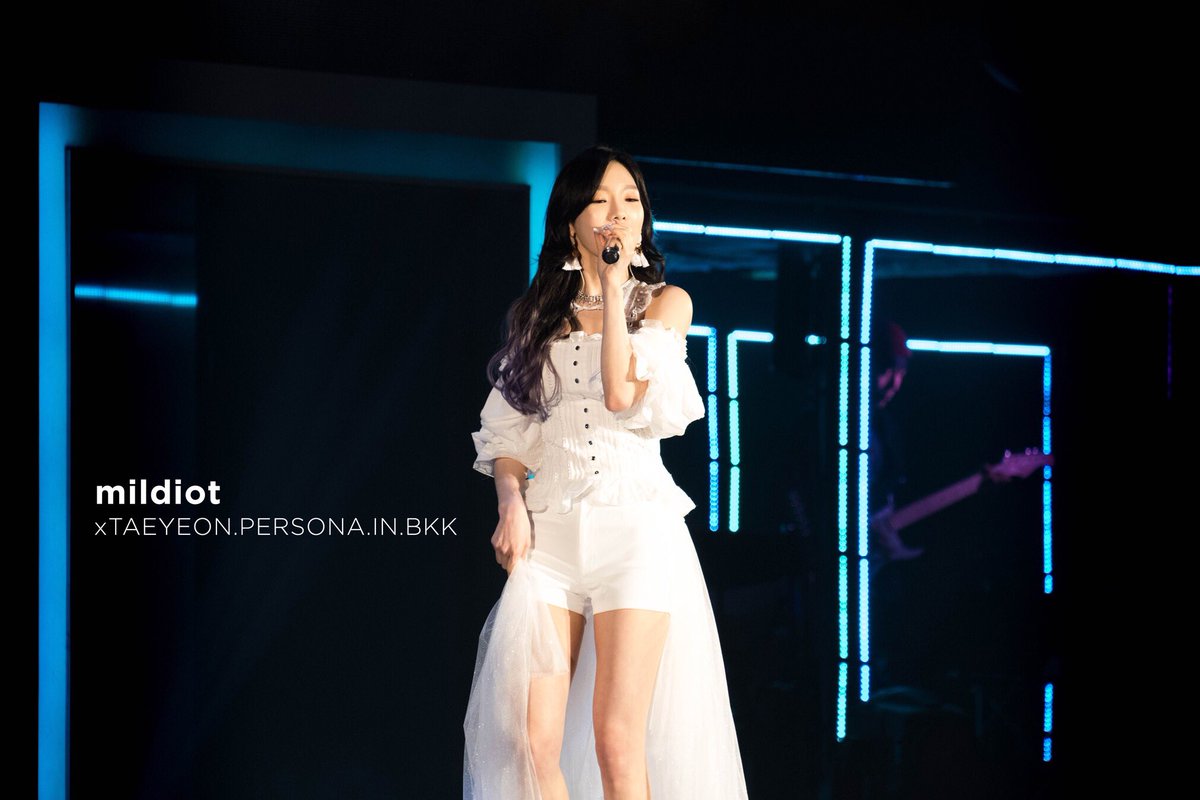 [PIC][27-05-2017]TaeYeon khởi hành đi Thái Lan để tham gia Concert - "PERSONA in BANGKOK" vào chiều nay - Page 5 DBETn-aVwAAFpsw