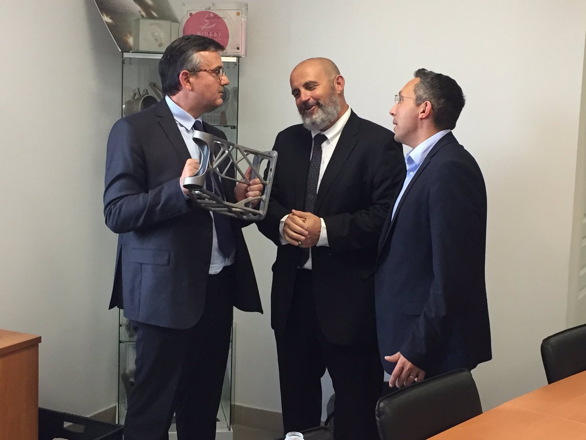Certif_OFG's tweet photo. Visite de l'entreprise @PolyShape avec @yvesjego pour une remise du #label_OFG @Biotech_Dental impression 3D pour le medical https://t.co/TQG6AFkqKL