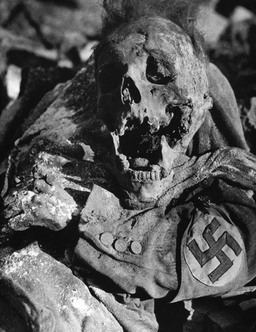 書肆ゲンシシャ 幻視者の集い ドレスデンの防空壕で発見されたドイツ兵の焼死体 1946年 ドイツの防空壕は1930年代から建設され 第二次世界大戦後 撤去するのに膨大な費用を要しました 冷戦下でそのまま放置され続けたものもあります 書肆