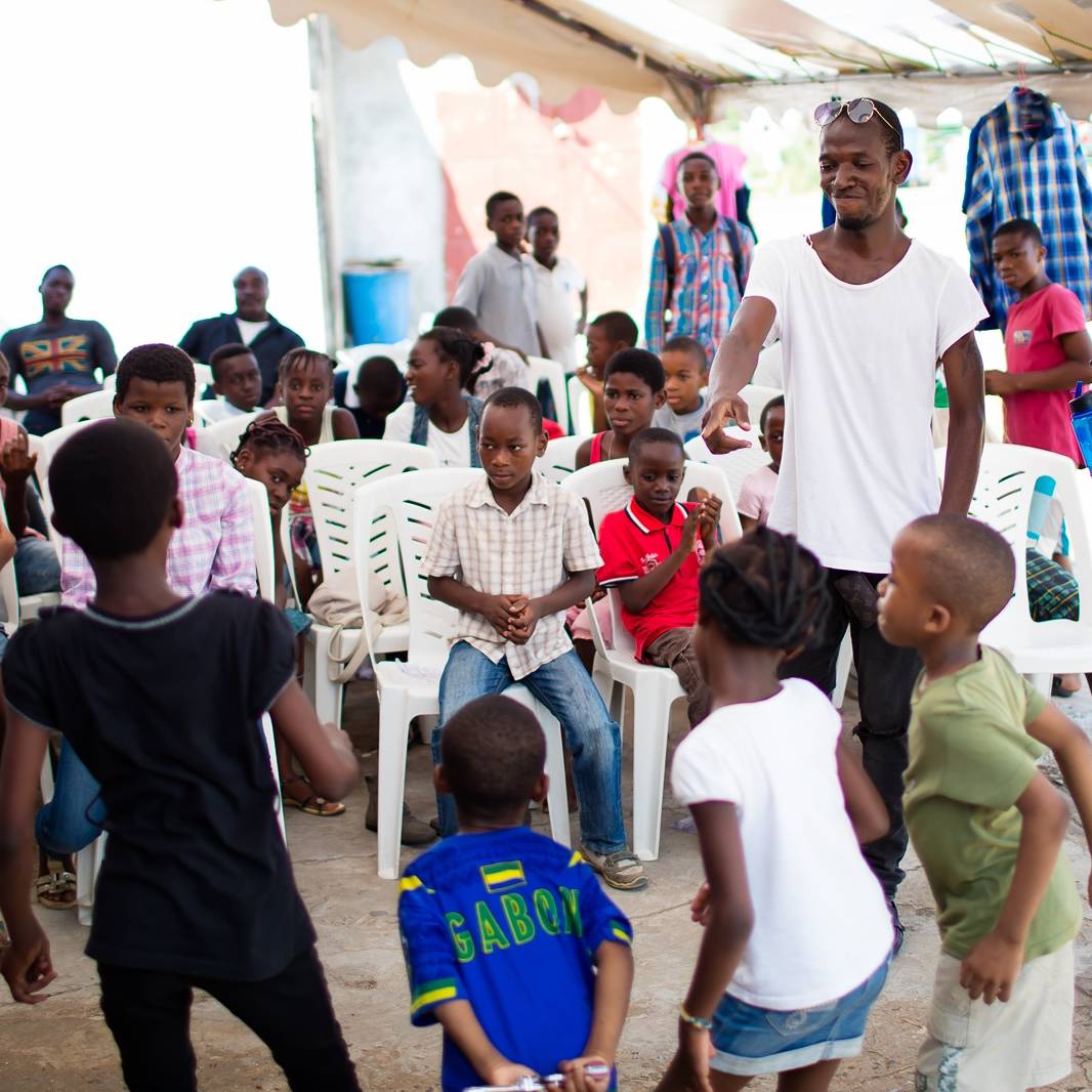 DesSemons's tweet photo. Une journée consacrée à la redistribution de Dons matériels, des jeux de groupes, danse et une activitée "Mon scoobidous". https://t.co/vldK9SDxD6