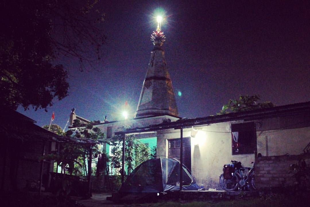 We're in Nepal! 🇳🇵 The 7th &amp; final country on this journey, but there is still 1000km to be cycled. Tonight this Hindu temple is our home ⛺.
