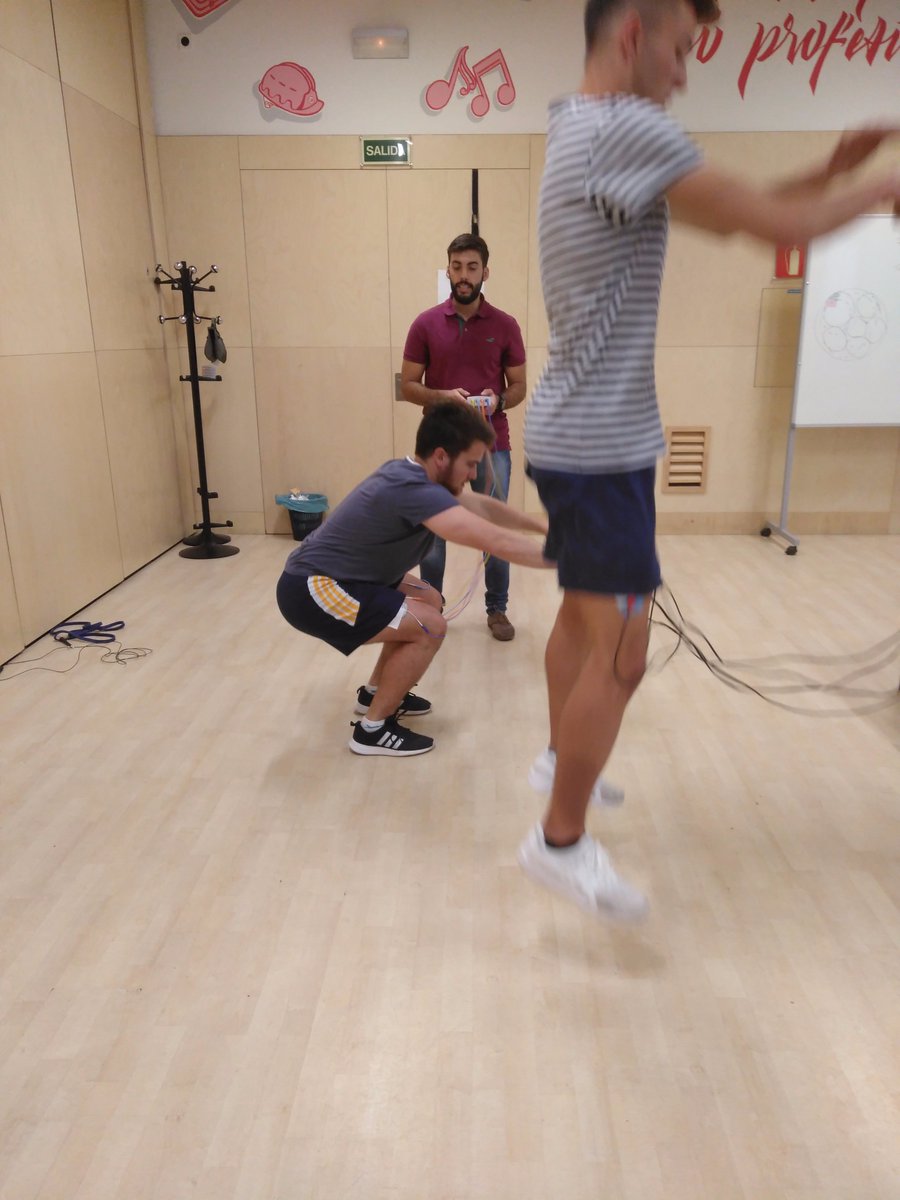 Gonzalo_Bar's tweet photo. Ejercicio físico con electroestimulación local #EENM, con alumnos de 1ºB #TAFAD de la @ui1Universidad https://t.co/ng9DAa9Rkp