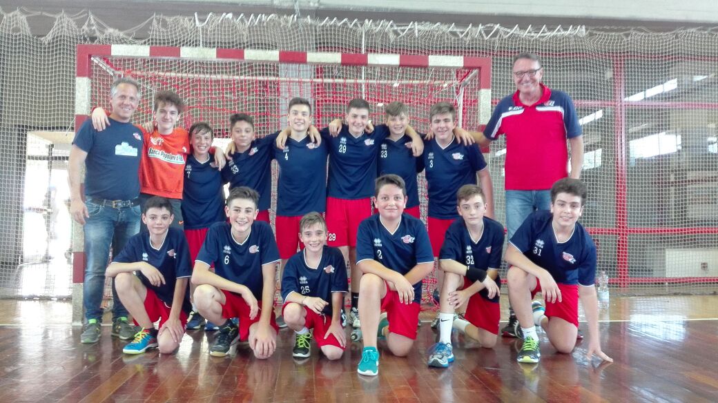 HCFondi's tweet photo. Complimenti ai piccolissimi #HCFondi!!! #forzahcfondi #cuorerossoblùfondi #lovepallamano #handball https://t.co/lCzBeSc23N https://t.co/SgNkPZfLi0