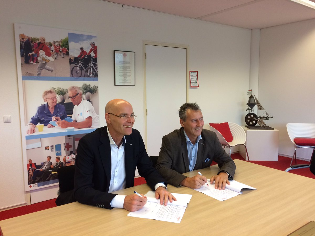Gijs_de_Vries's tweet photo. Nieuw 2 jarige contract met Sympany en @RodeKruis getekend tbv kledinginzameling waarbij opbrengst naar noodhulp in NL gaat https://t.co/EHsWZVbRRc
