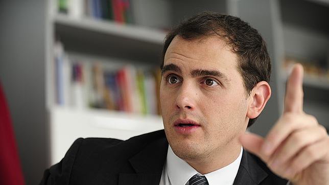 Albert Rivera avisa: como el fiscal anticorrupción protagonice 15 escándalos más, va a seguir apoyando al PP, sí, pero algo decepcionado.