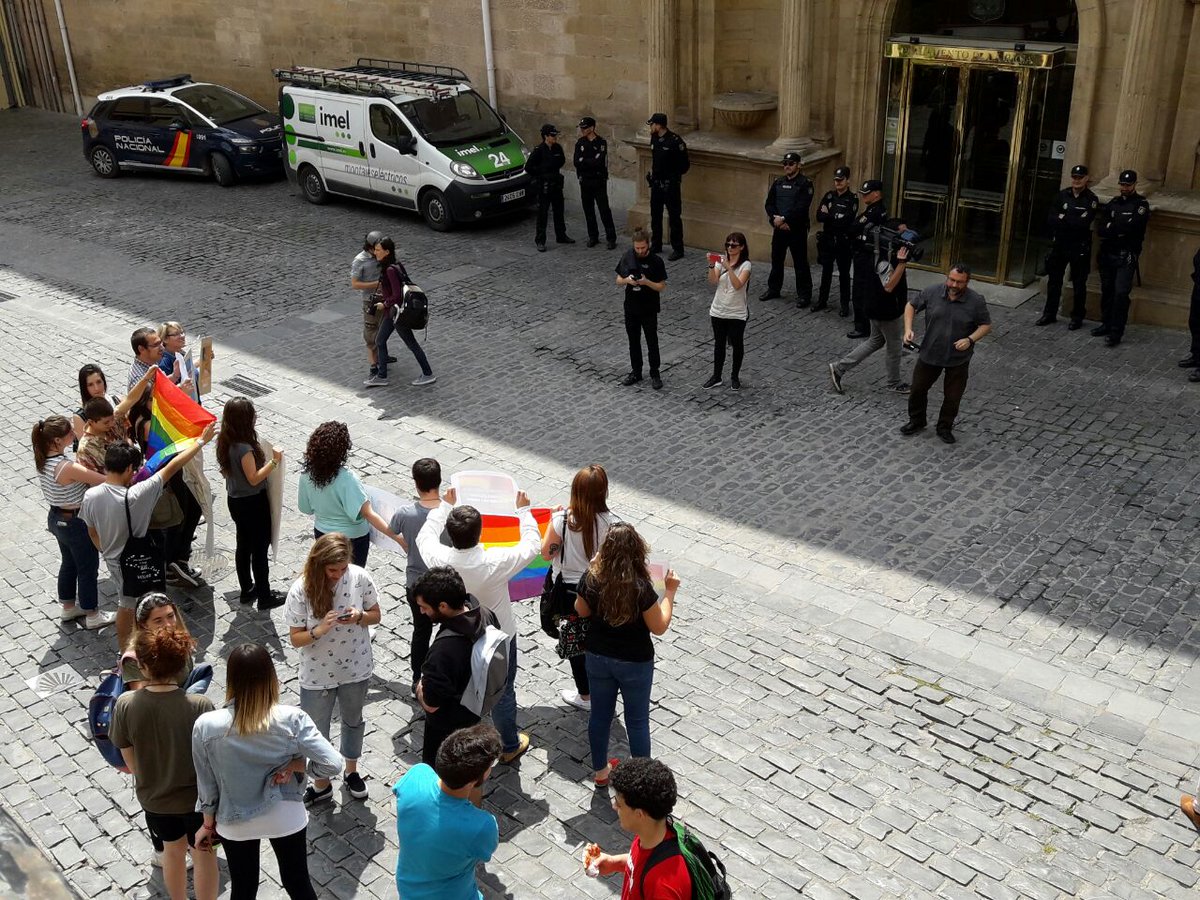 ElSalto_Rioja's tweet photo. Las activistas LGTBI se concentran a las puertas del Parlamento donde se prevee que entregue @hazteoir su comunicado en registro https://t.co/RaYy7L7umy