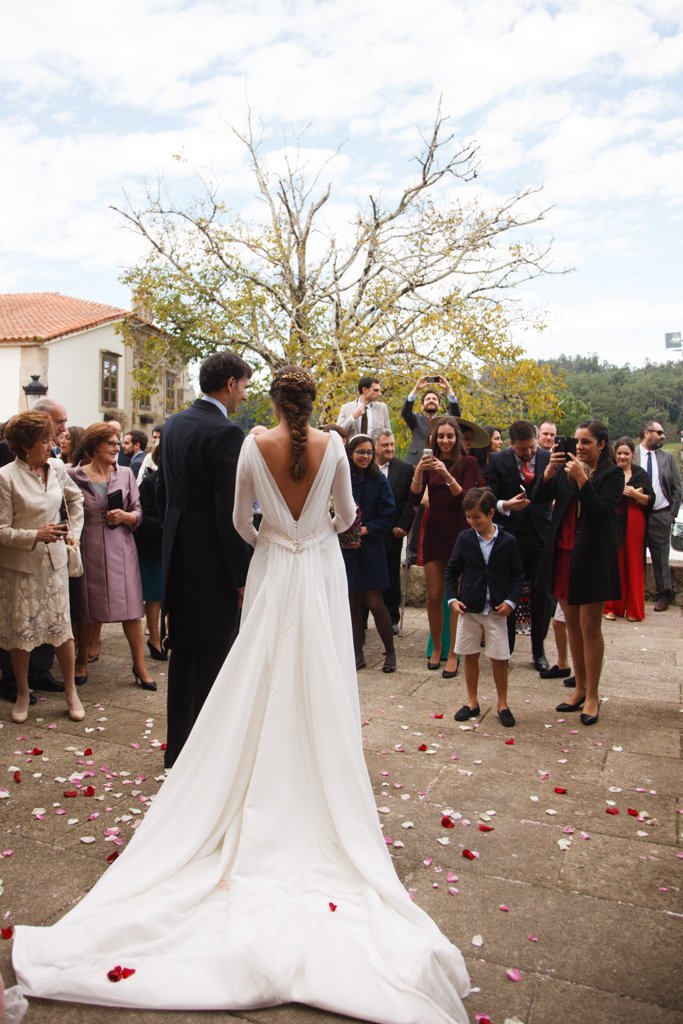 laumongeatelier's tweet photo. Hoy recordamos el vestido de Lucía con su espectacular cola de quita y pon ¿No parecía salida de un cuento? 😍
#noviaslauramonge #dress https://t.co/jXjeAYecKx