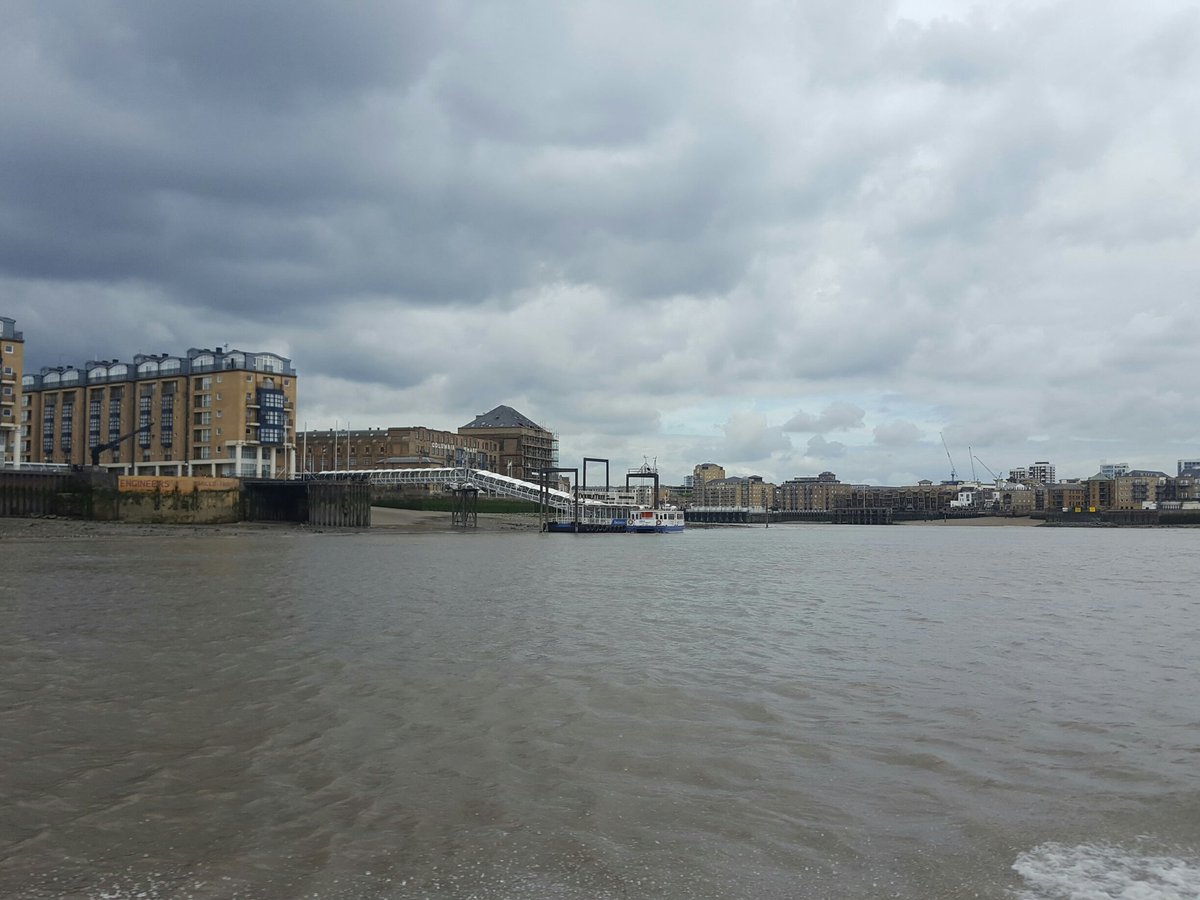 davidpittactor's tweet photo. @ThamesRockets You know it's a seriously low tide when Double Tree Pier looks like a toboggan run! #Dave https://t.co/k2g9k2G29U