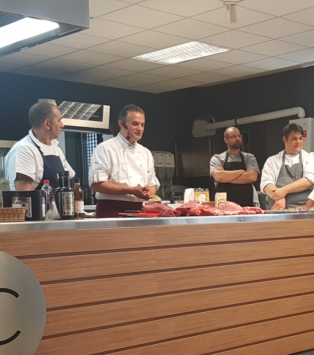 selecta_spa's tweet photo. #MeatAcademy. Tagli nobili e pregiati della #carne di bovino irlandese, illustrati ai nostri clienti dal #macellaio Giorgio Pellegrini https://t.co/vMDBCMevjS