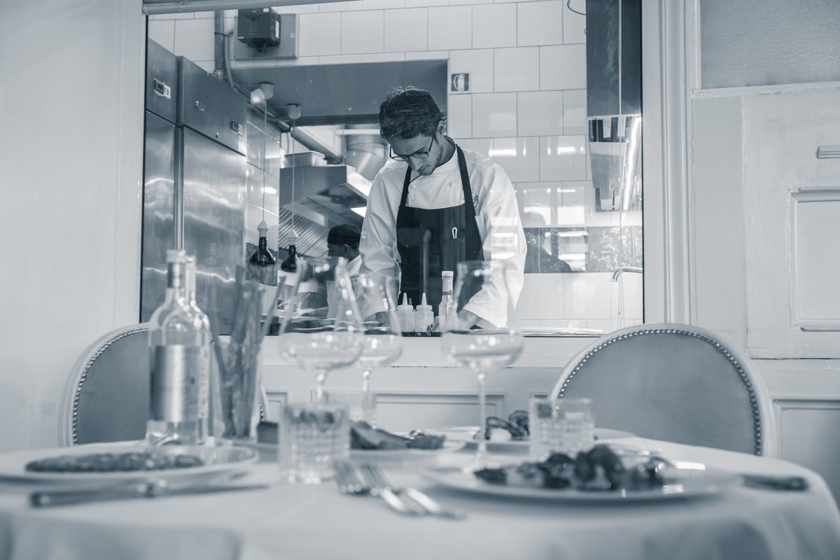 Lo chef Federico definisce gli ultimi dettagli dei piatti, signori il pranzo è servito…
#chinappi #chinappiroma