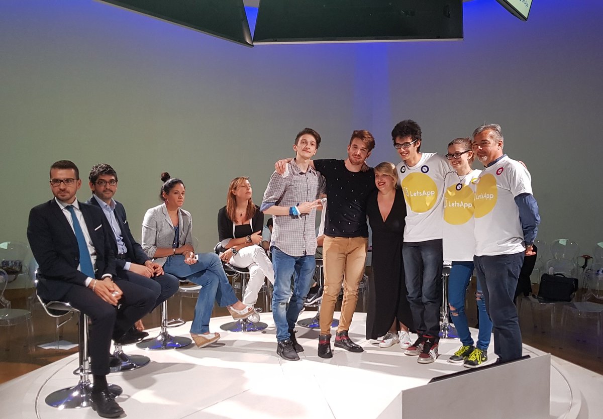 SamsungItalia's tweet image. Ed è ancora la squadra gialla che si aggiudica la terza prova dell'hackathon di #LetsApp! 💪
Rimane soltanto una prova 👌
