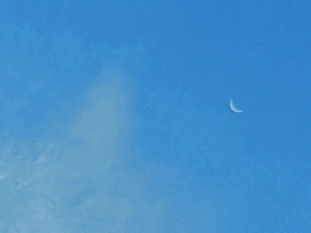 nazame's tweet photo. Waxing Crescent Moon in a Cloudy Evening, Can You Find The Moon? fm #JOHOR with Lots of ❤💙💛💜💚

#missionmoon2017 #WaxingCrescent #Cloud https://t.co/27X2h4JZ28