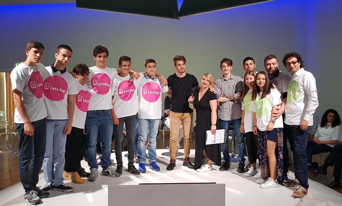 SamsungItalia's tweet image. La prima prova dell'hackaton di #LetsApp si conclude con un ex aequo tra la squadra rosa e la squadra verde! Congratulazioni ragazzi! 👏